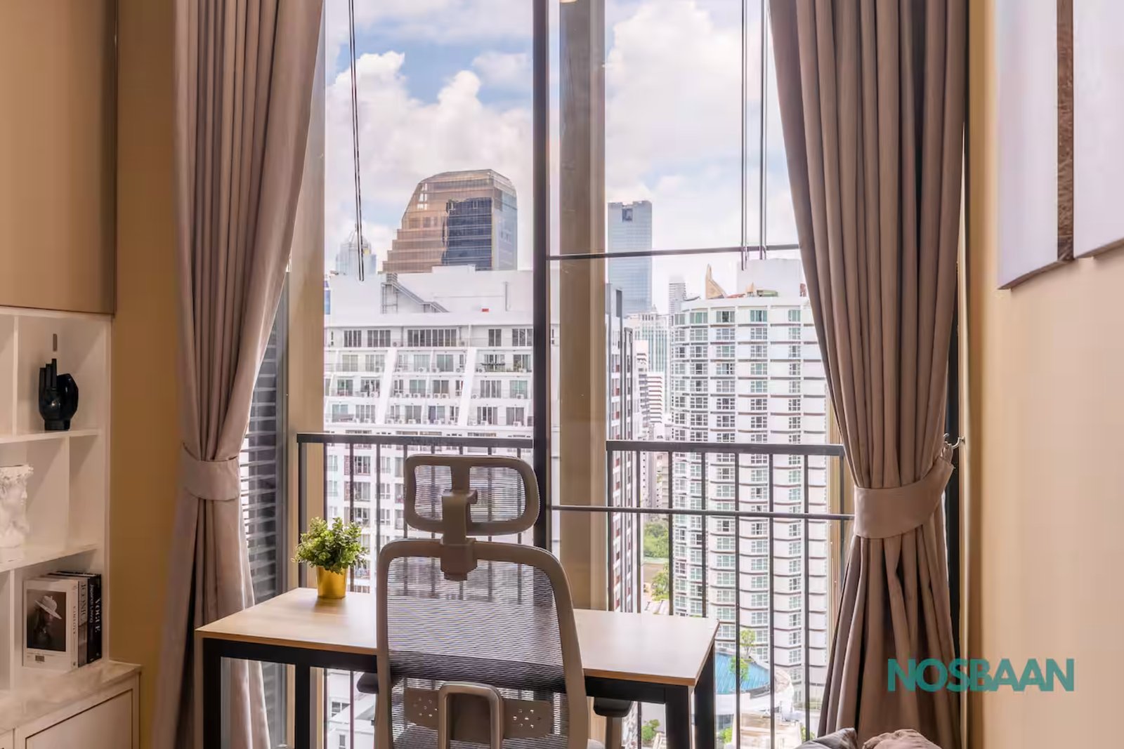 City center apartment with working desk - Image 1