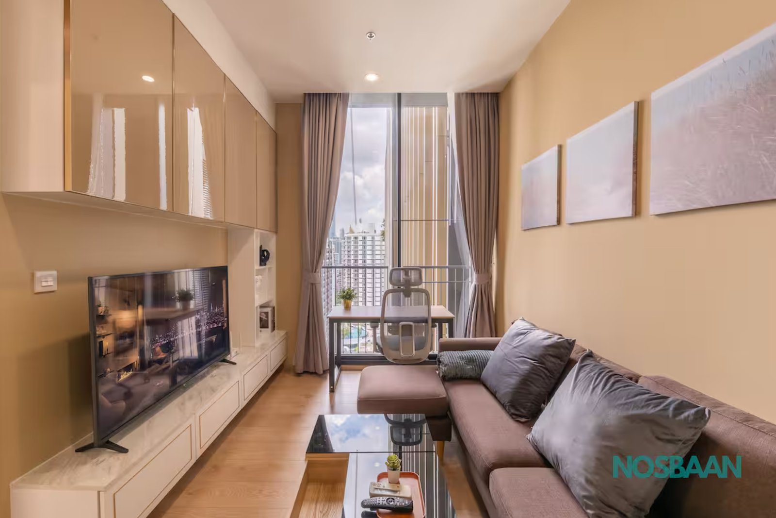 City center apartment with working desk - Image 2