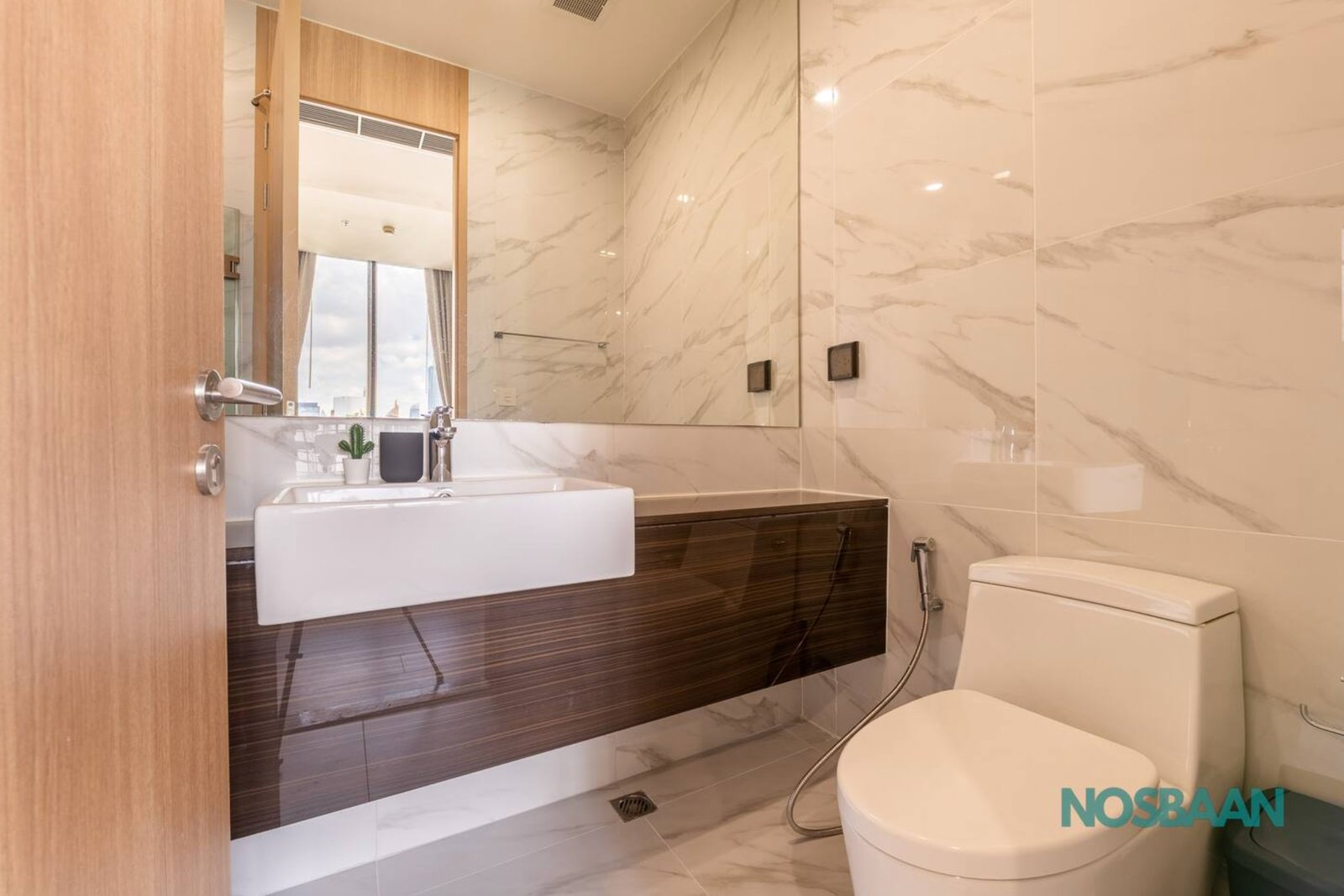 City center apartment with working desk - Image 7