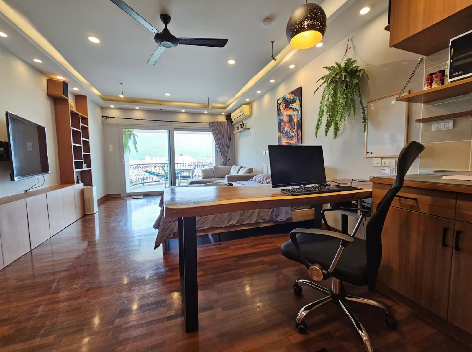 Mountain view, pool, office desk & wifi fiber - Image 1