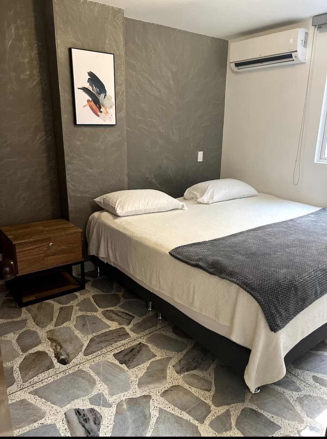 Prime Manila 2BR Apartment | AC + Office Space - Image 10