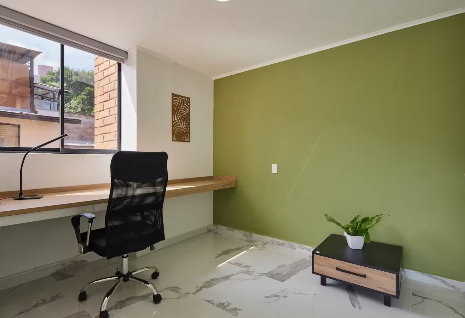 KING Bed, W/Office, 70"Smart TV, 700 Mbps internet - Image 1