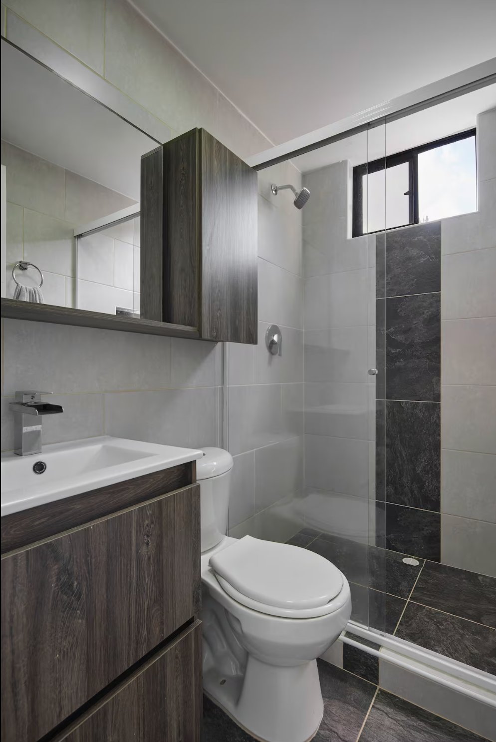 KING Bed, W/Office, 70"Smart TV, 700 Mbps internet - Image 7