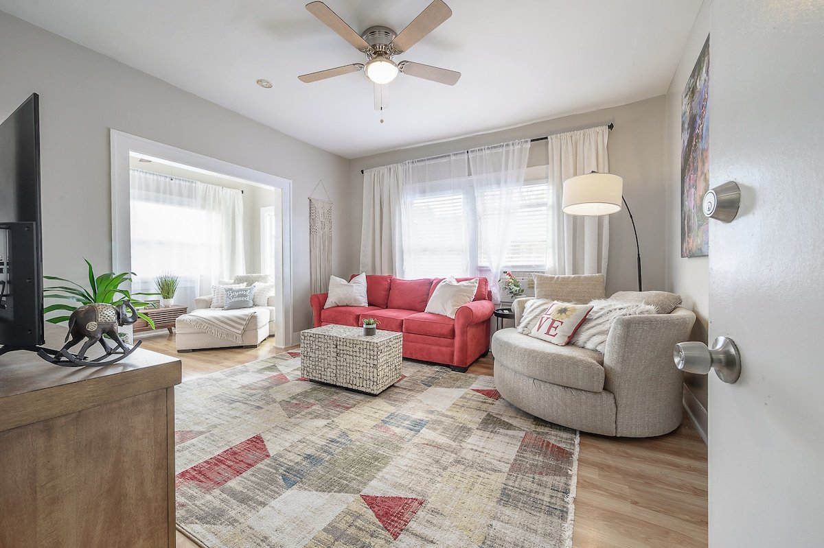 Beautiful Apt Blocks from the River Walk! - Image 2