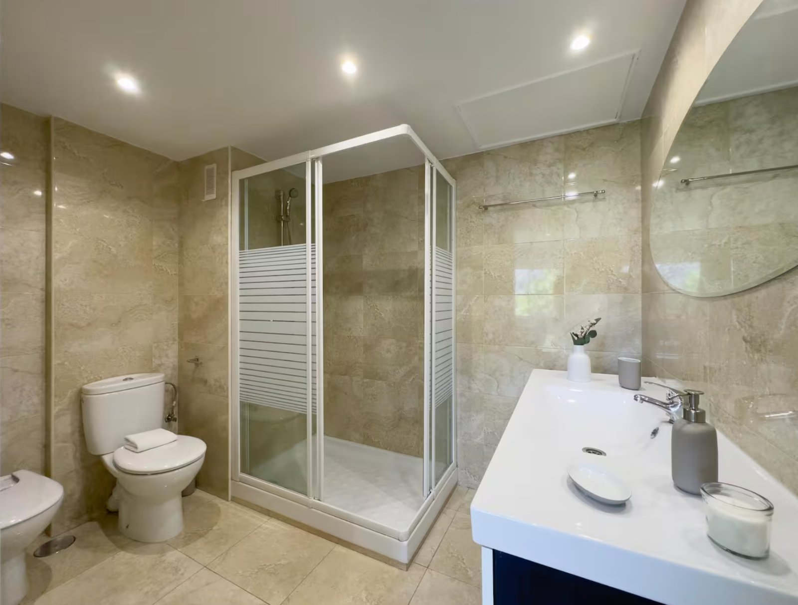 Apartment + Office area in Salamanca, Madrid - Image 11