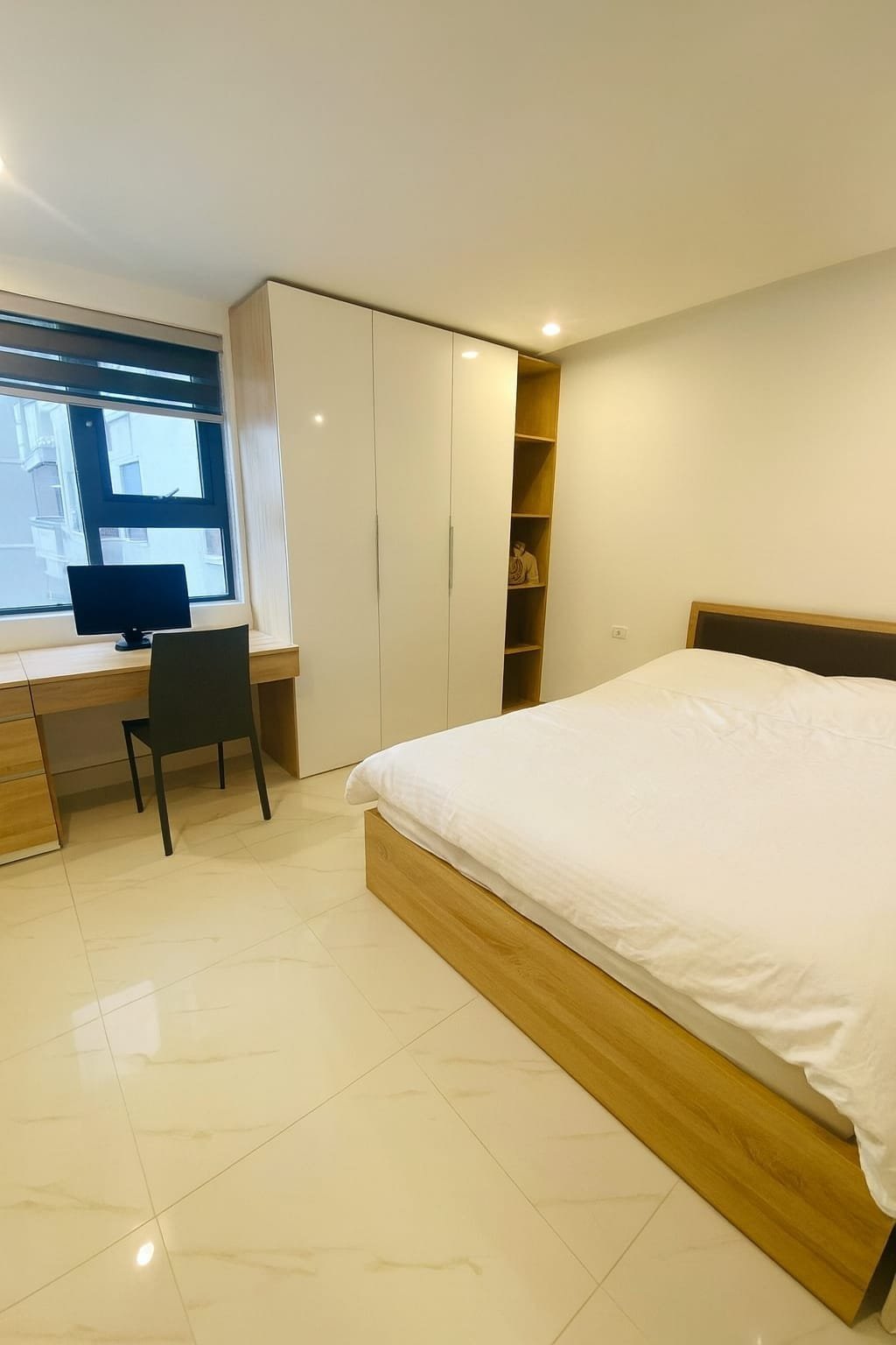 high floor apartment with desk - Image 1