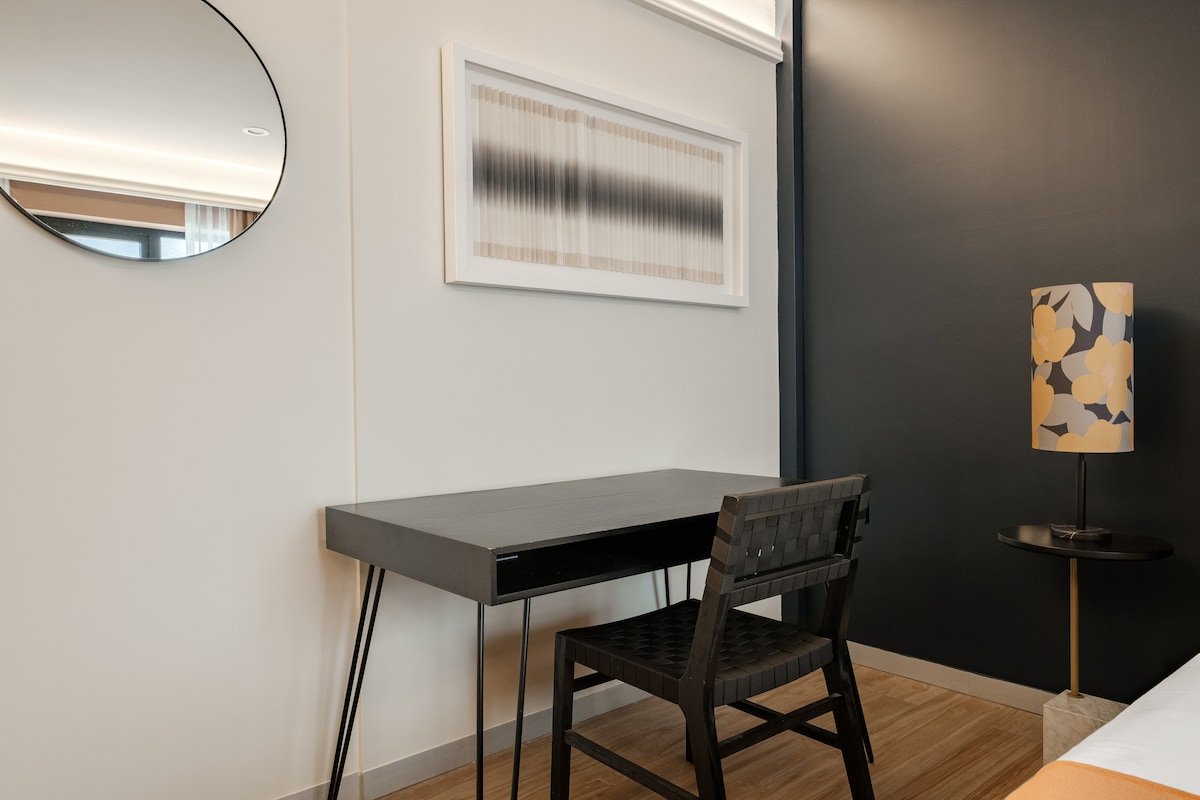 Suite Kig Bed with Desk | District Polanco - Image 1