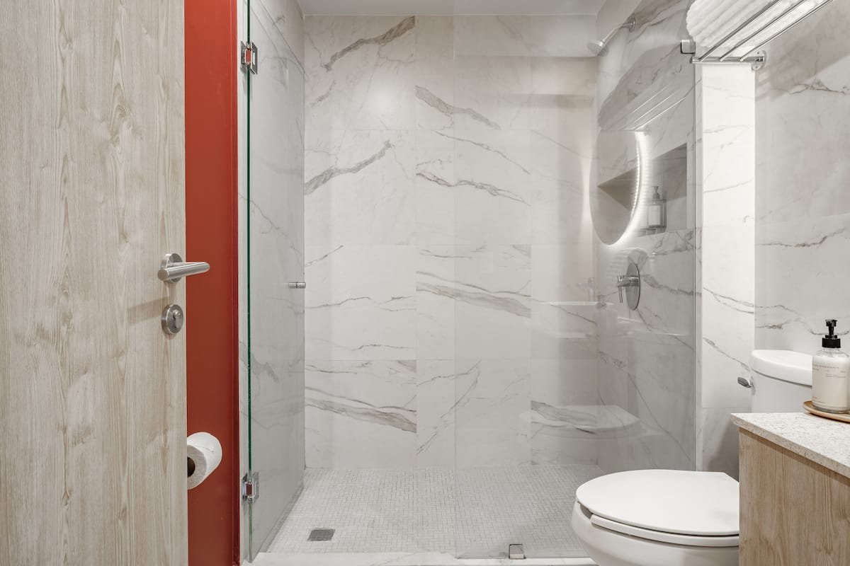 Suite Kig Bed with Desk | District Polanco - Image 13