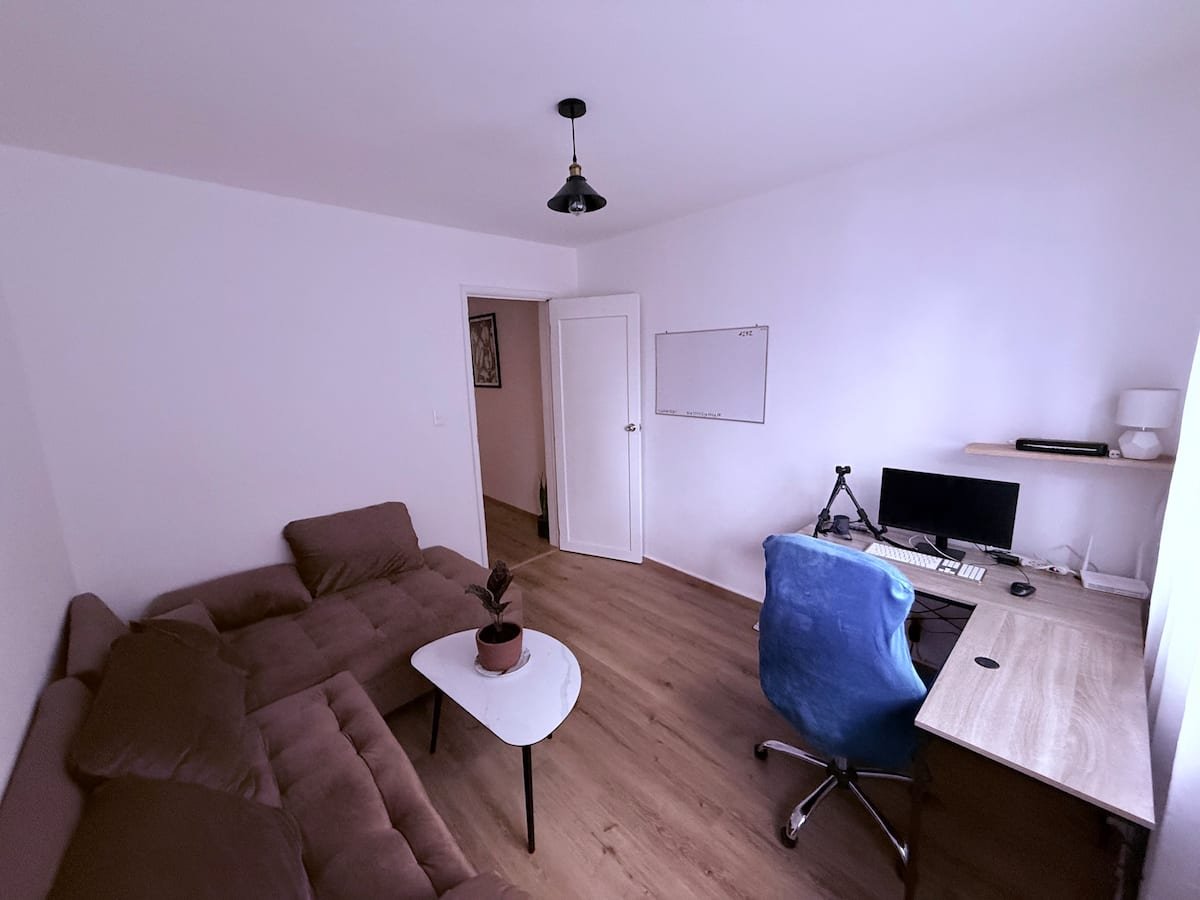 Modern retreat with an office and a great location. - Image 1