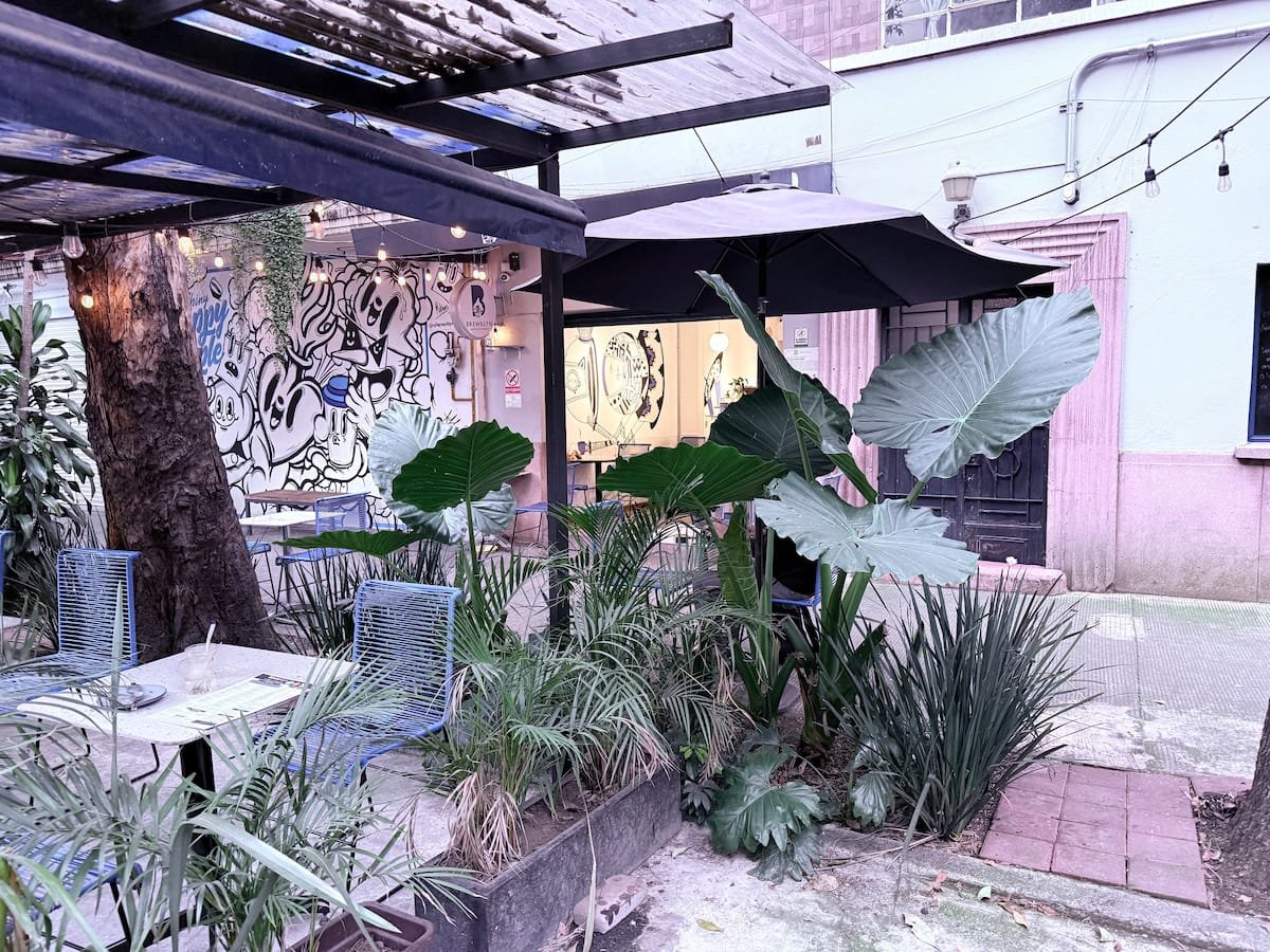 Modern retreat with an office and a great location. - Image 13