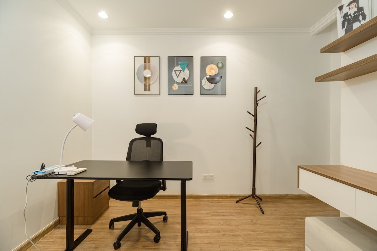Clear District 1 view, office, equipped [1-bed] - Image 1