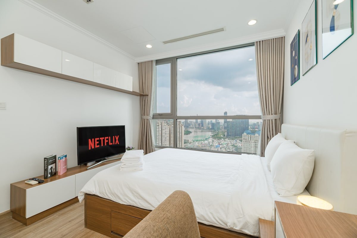 Clear District 1 view, office, equipped [1-bed] - Image 2